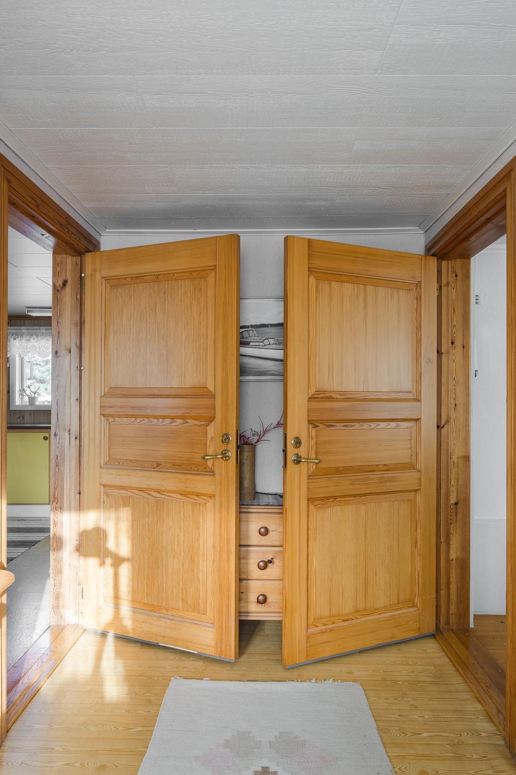 Från entrén till vr kök, till hr vardagsrummet