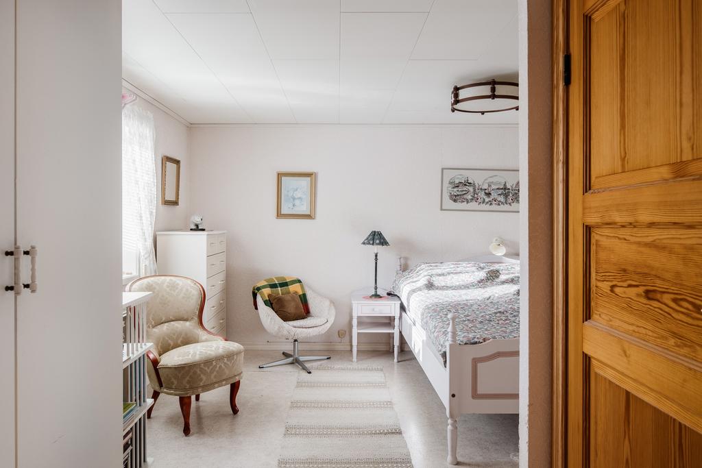 Sovrummet till hr badrumsdörren