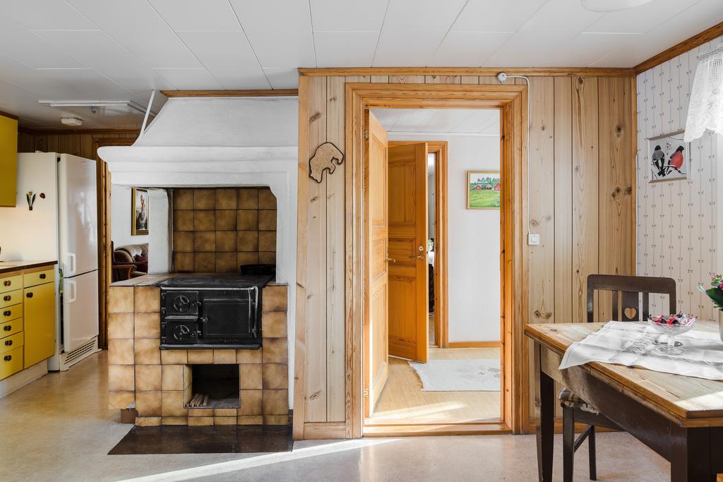 Sett från köket mot entrén, järnspis