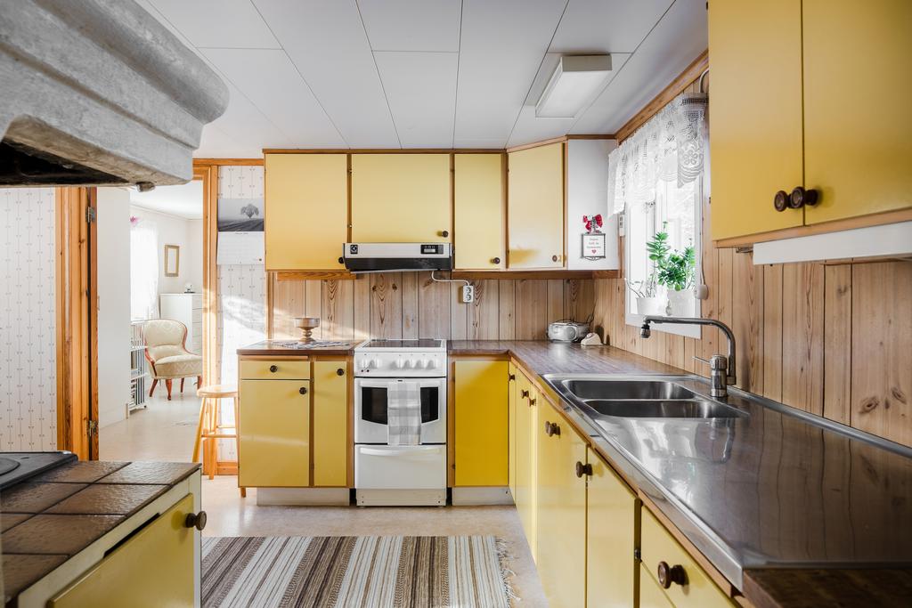 På väg från vardagsrum in i köket