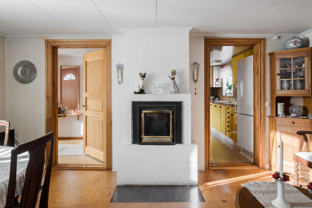 Eldstad i vardagsrummet, till hr köket.