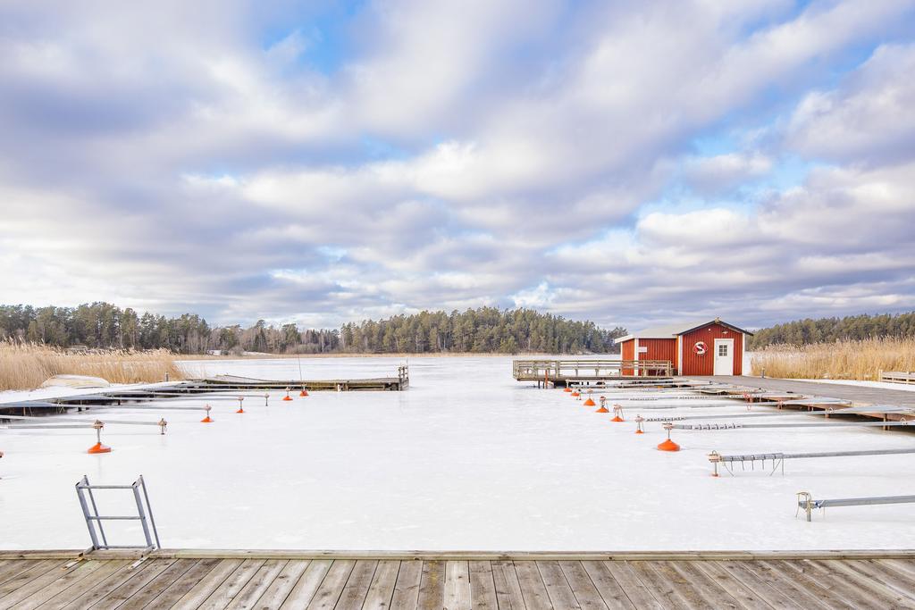 Båthamn finns i området.