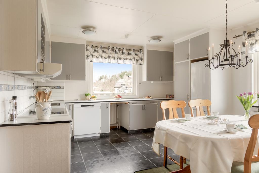 Stort kök med bra arbetsytor och förvaring. Fönster åt två håll släpper in mycket ljus.