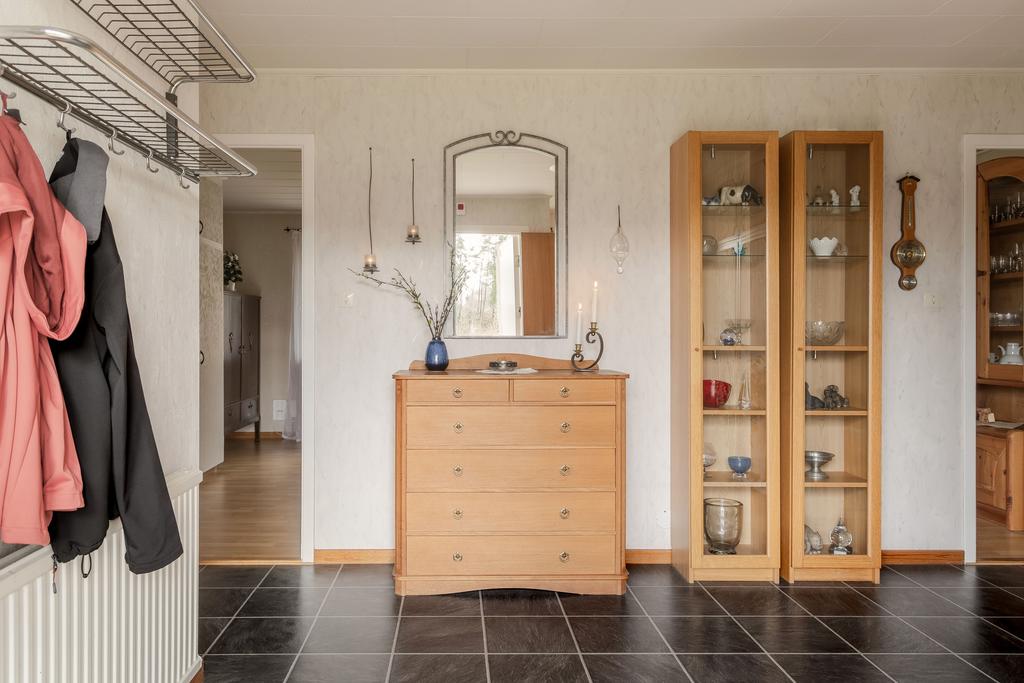 Ni välkomnas in i en stor hall där det finns plats att hänga av sig sina ytterkläder.