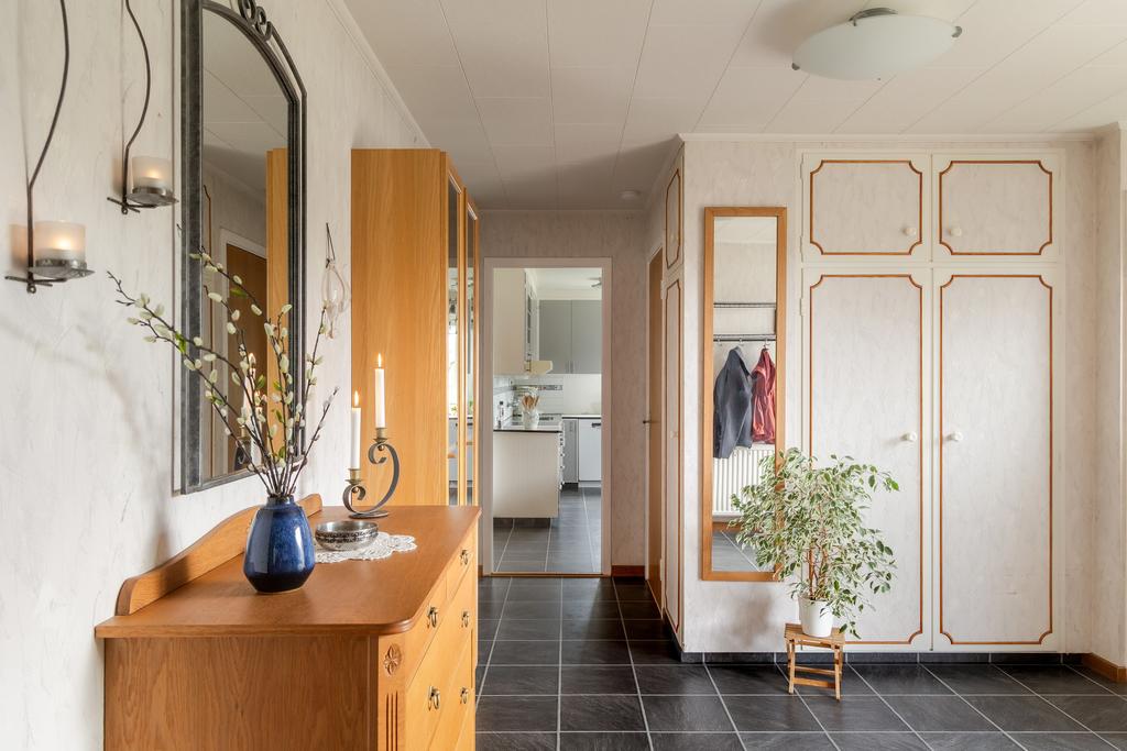 Till höger i hallen når ni det ljusa och härliga köket.