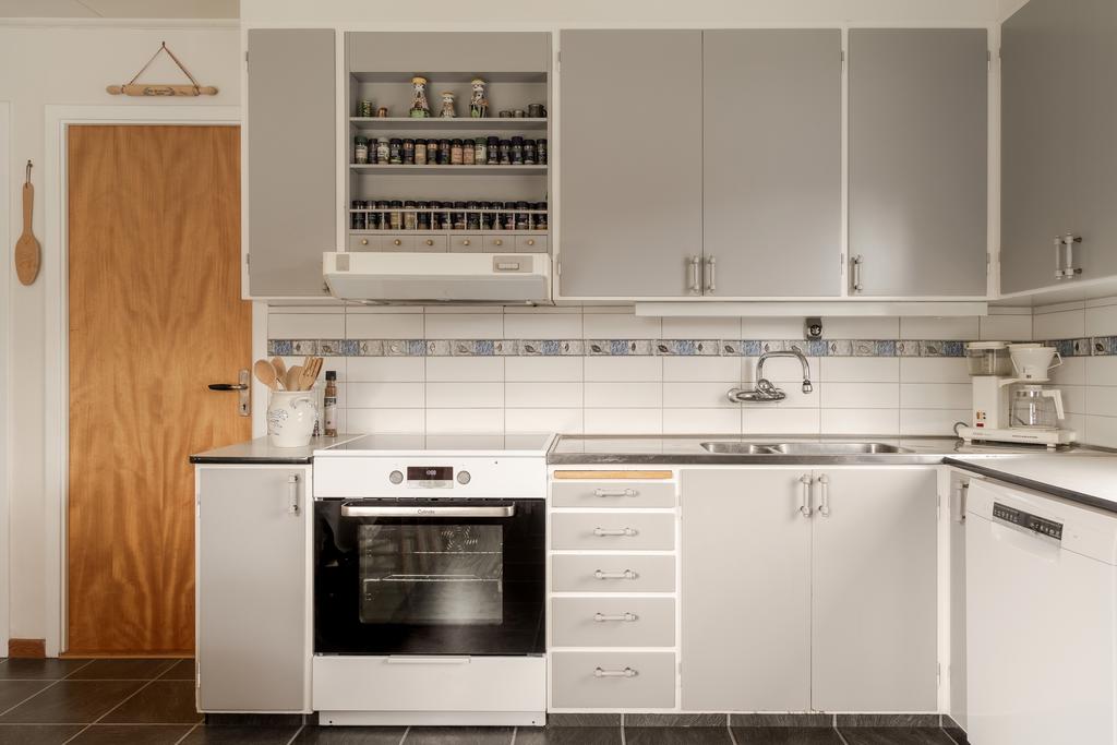 Köket går i gammaldags retrostil med fin perstorpsbänkskiva.