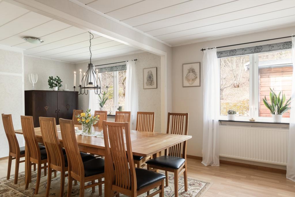 Två sovrum som tidigare ägare gjort om till ett stort rum. Idag används det som matrum där man samlar vänner och familj.