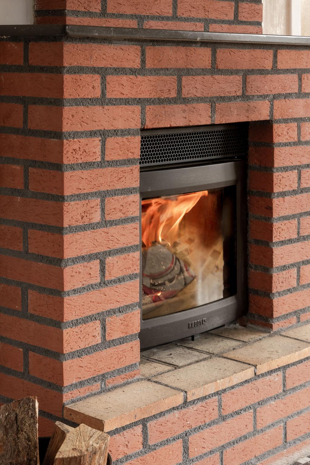 Braskamin för både värme och mys.