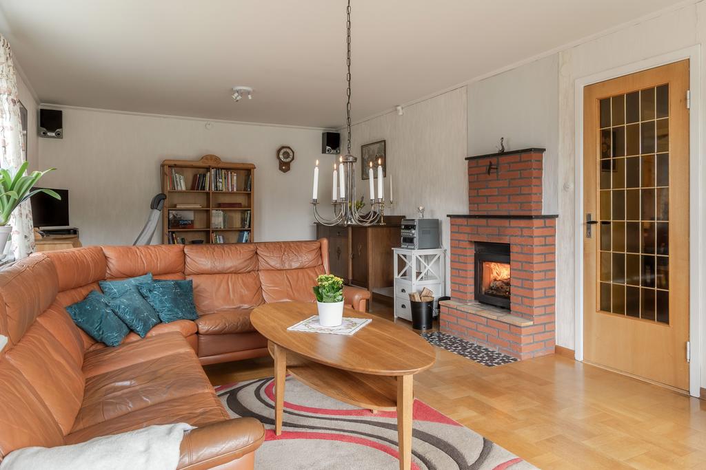 Stort rum med en fin gammaldags dörr med glasrutor.