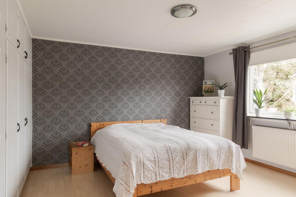 Sovrum med gott om plats för en dubbelsäng. Flertalet garderober för förvaring av kläder mm.