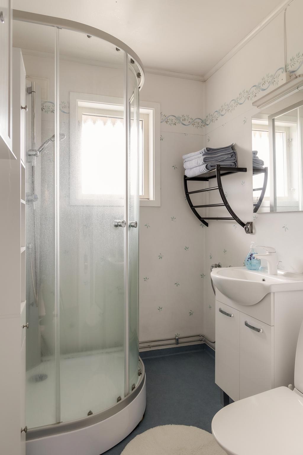 Badrum med duschkabin.