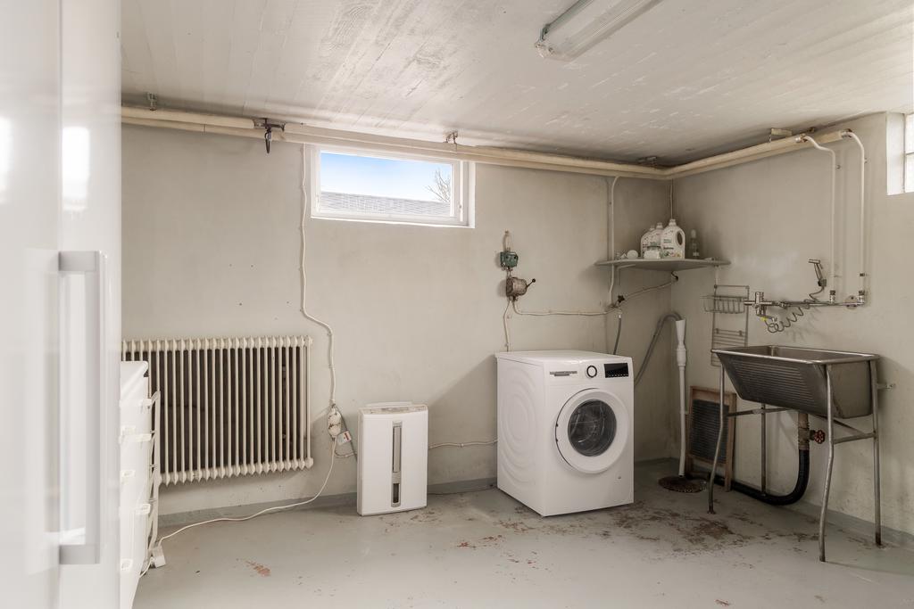 Stor tvättstuga i källaren.