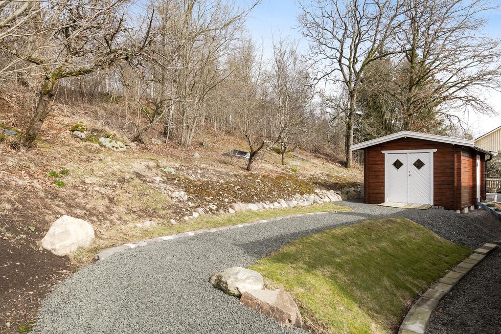 På husets baksida finns denna friggebod för förvaring av bla trädgårdsredskap.