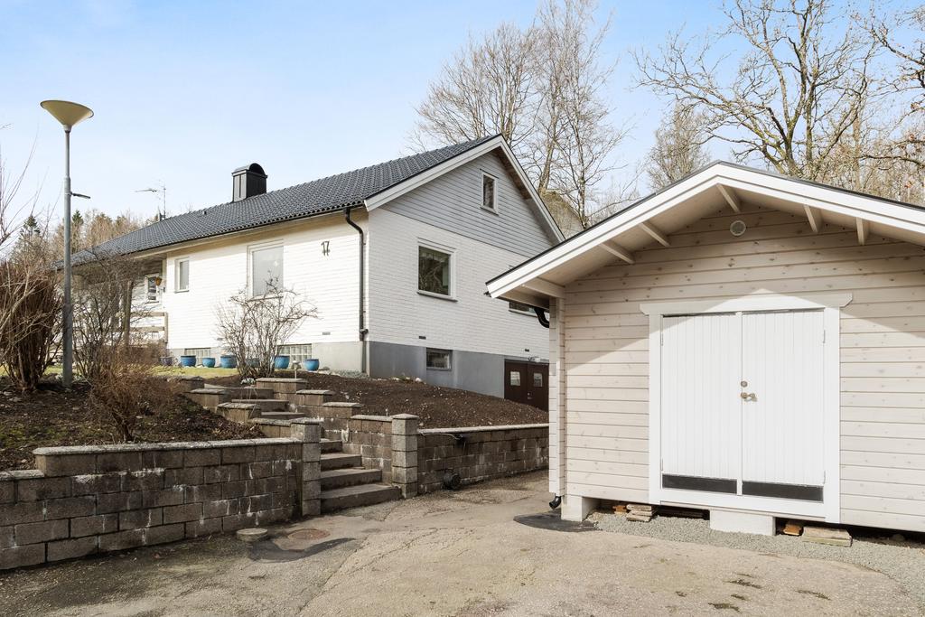 På infarten finns ett attefallshus som idag används till förvaring men det går att göra till ett gästrum.