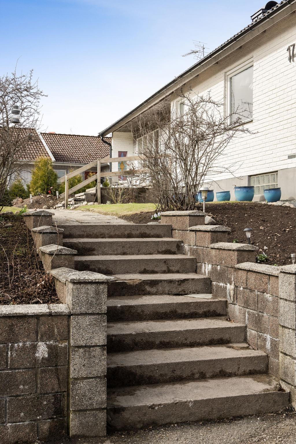 Stentrappa från infarten till entrén.