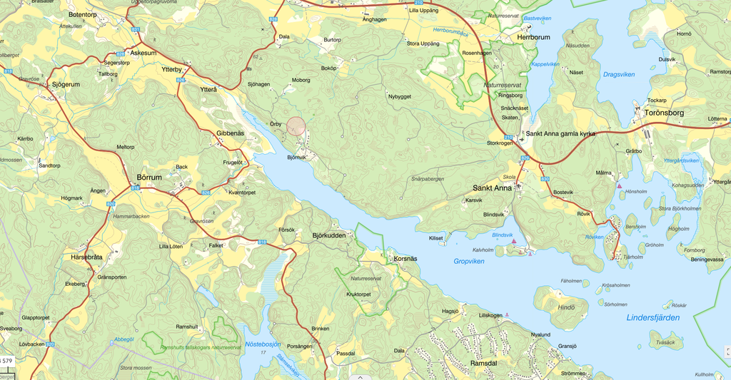 Tomterna är belägna längre in i Gropviken 