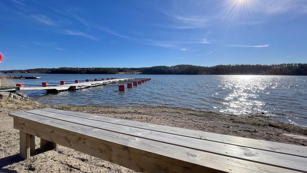 Badplats och båtbrygga