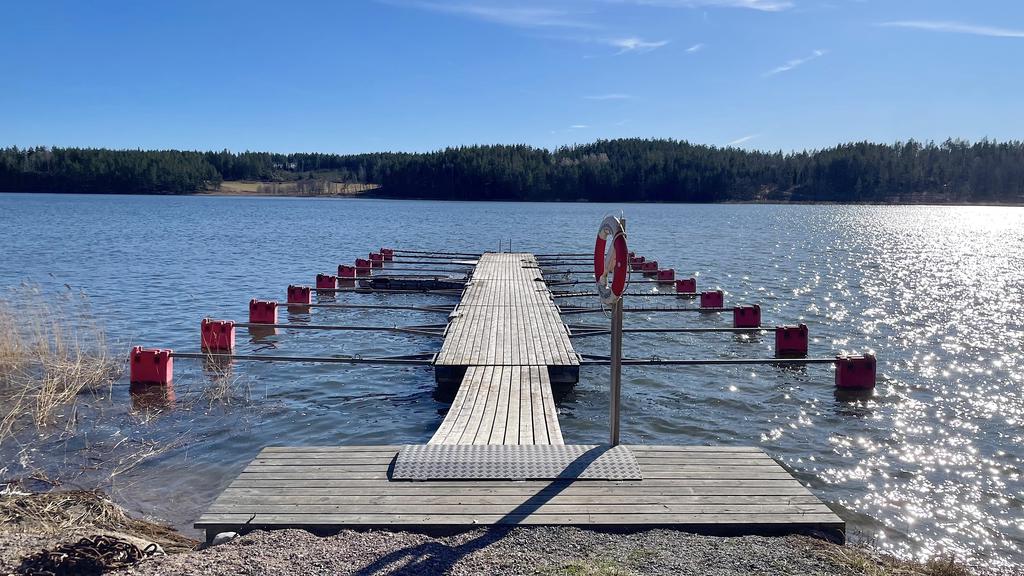 Båtplats ingår vid bryggan med Y-bommar