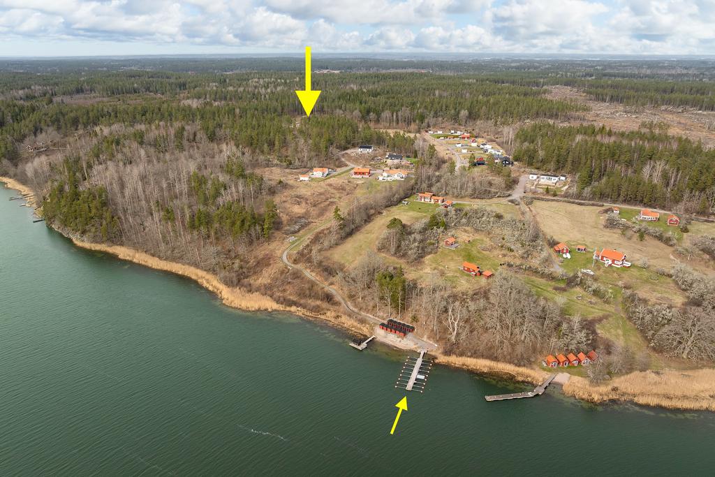 Kort promenad mellan huset och bryggplatsen