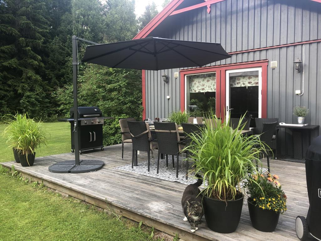 Här kan man trivas sommartid! Trevlig uteplats med gott om plats. 