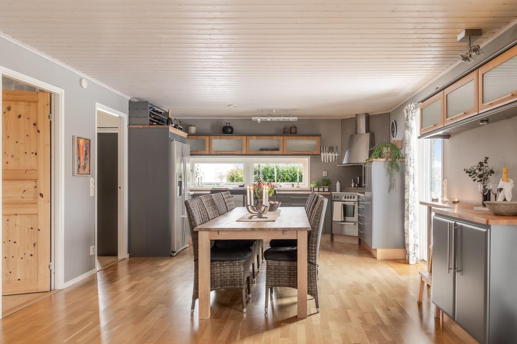 Stort kök med mycket plats för de stora tillställningarna. Även här är det stora fönster som ger känslan av att ute möter inne.