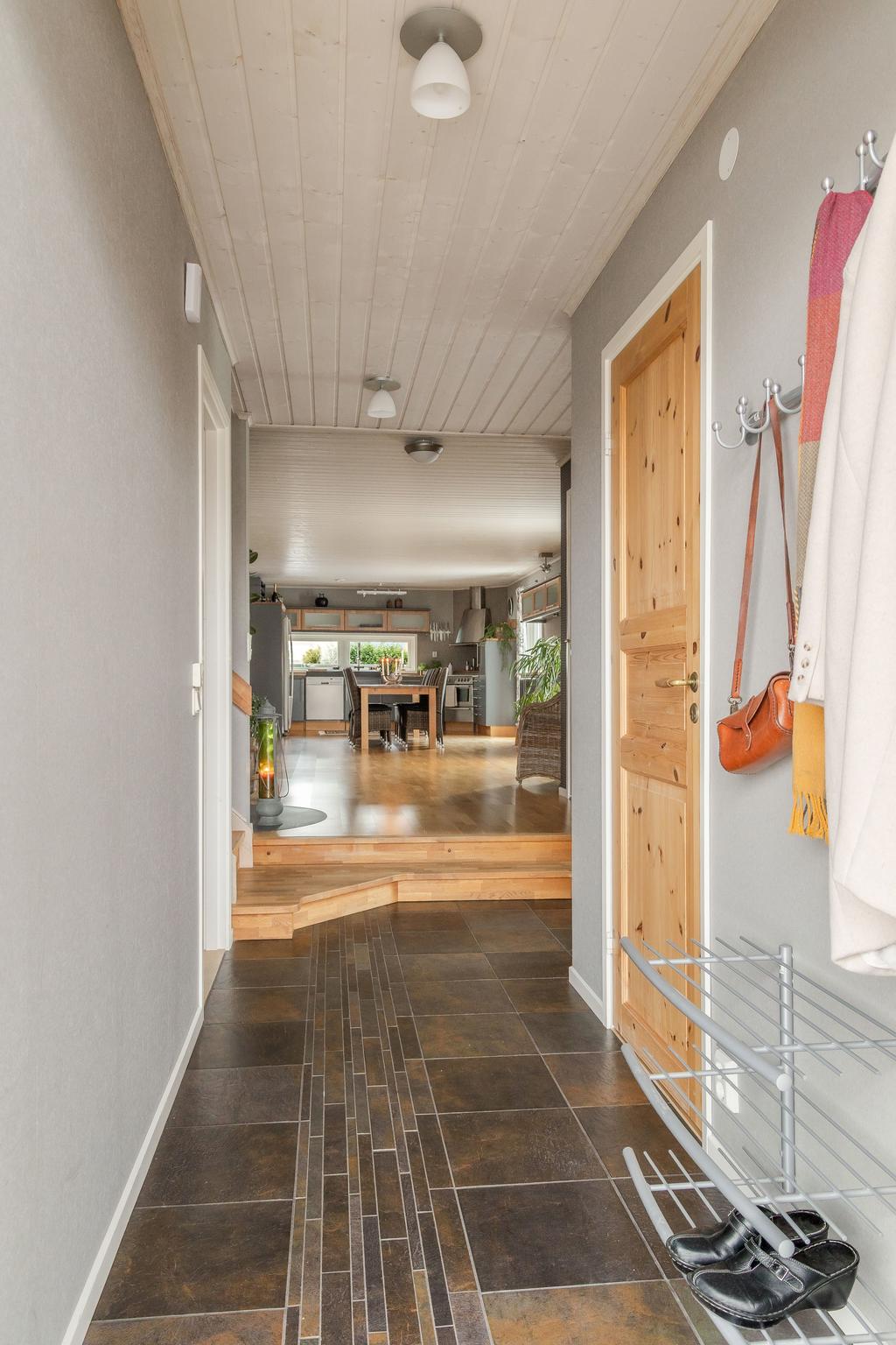 Ni välkomnas in i en fin hall där ni ser igenom hela huset.