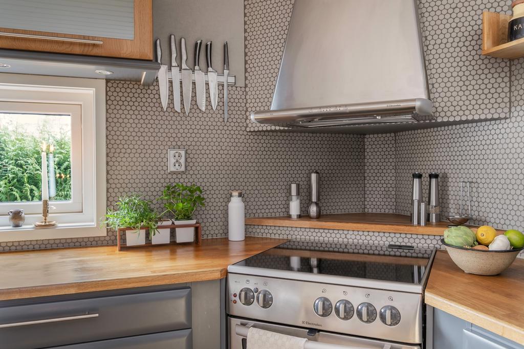 Här står man och lagar en god måltid samtidigt som man kan titta ut och njuta av trädgården.