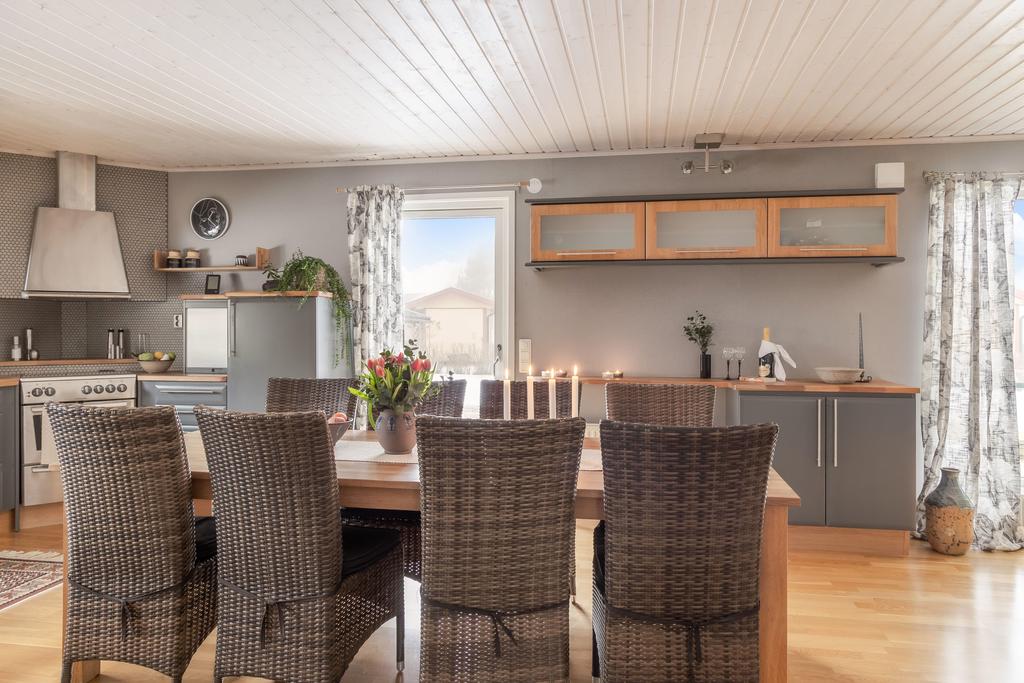 Det finns plats för ett mycket stort matbord i köket.