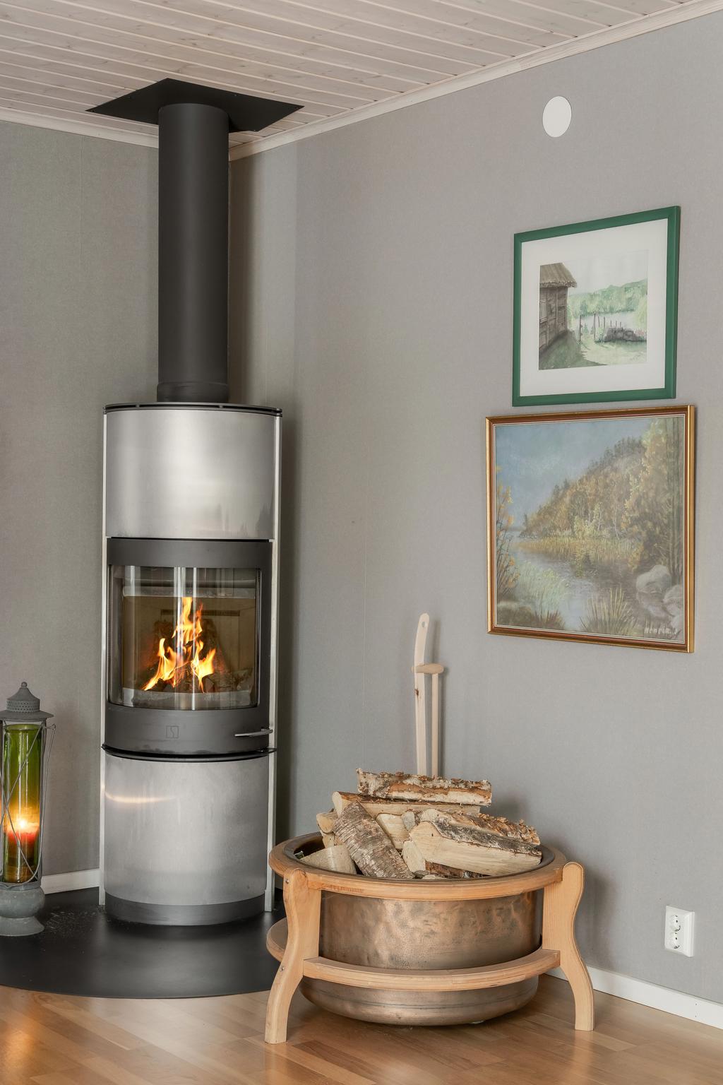 Braskaminen i köket ger både mys och värme.