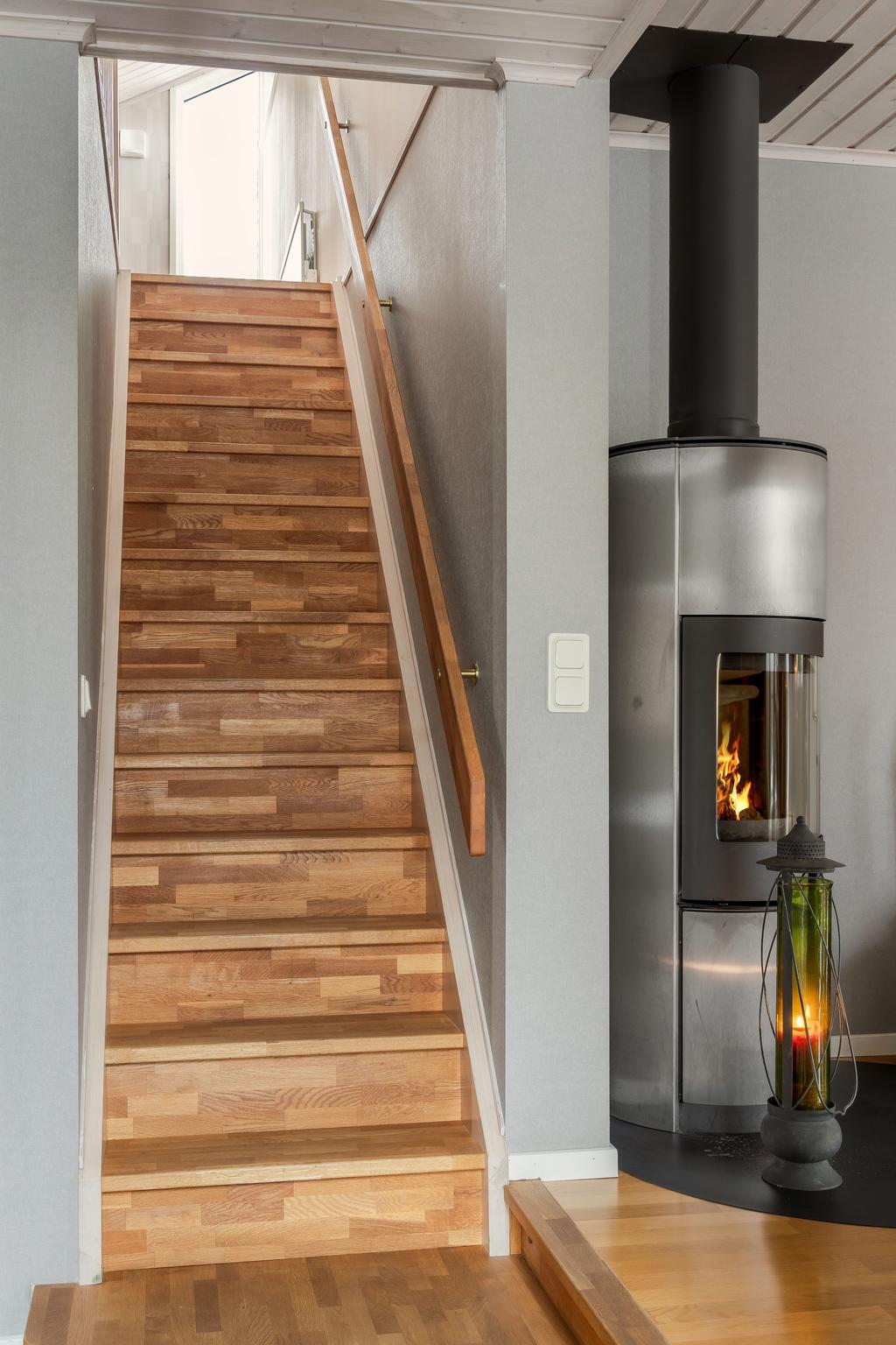 Mellan hallen och köket finns trappan upp till ett litet allrum.