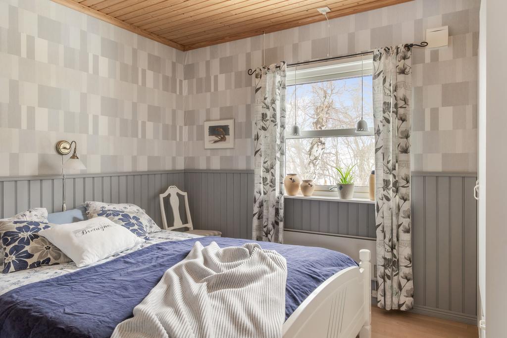 Sovrum med plats för dubbelsäng. Här finns även garderober till klädförvaring.