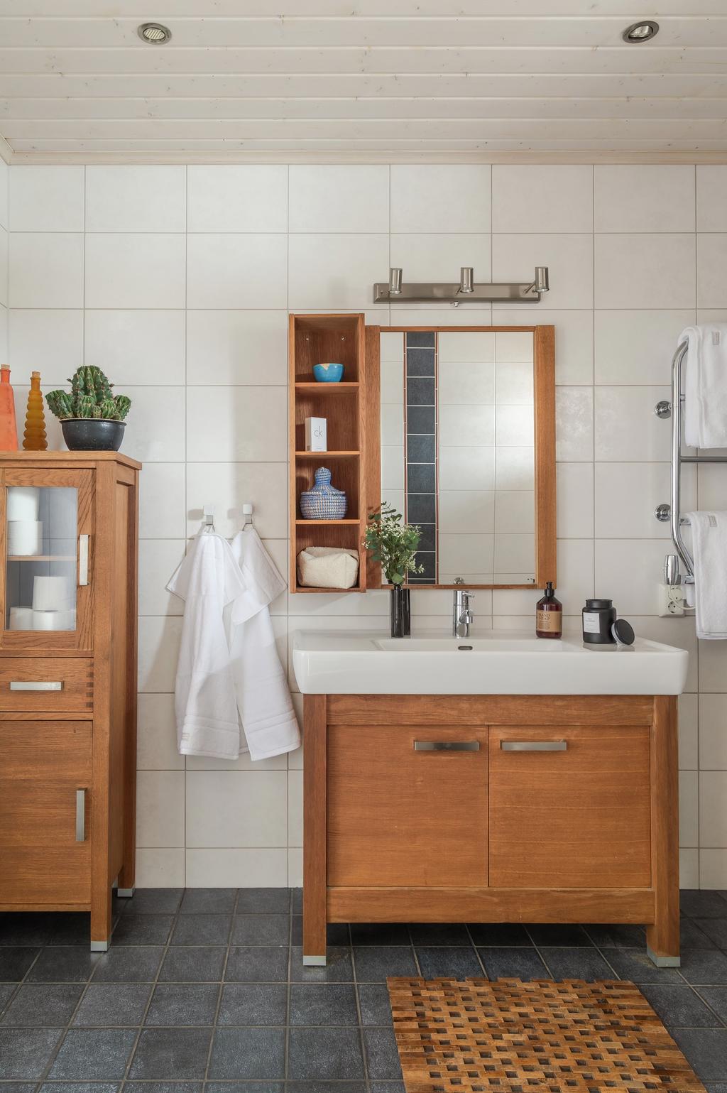 Helkaklat badrum som ligger precis vid entrén.