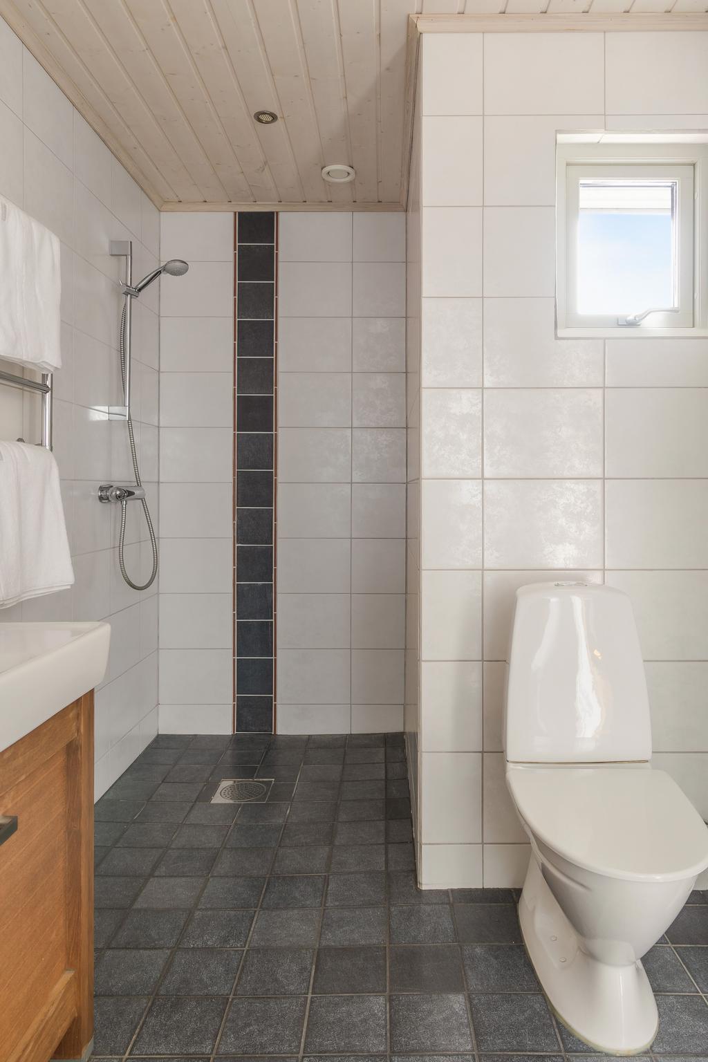 Badrum med en duschhörna.