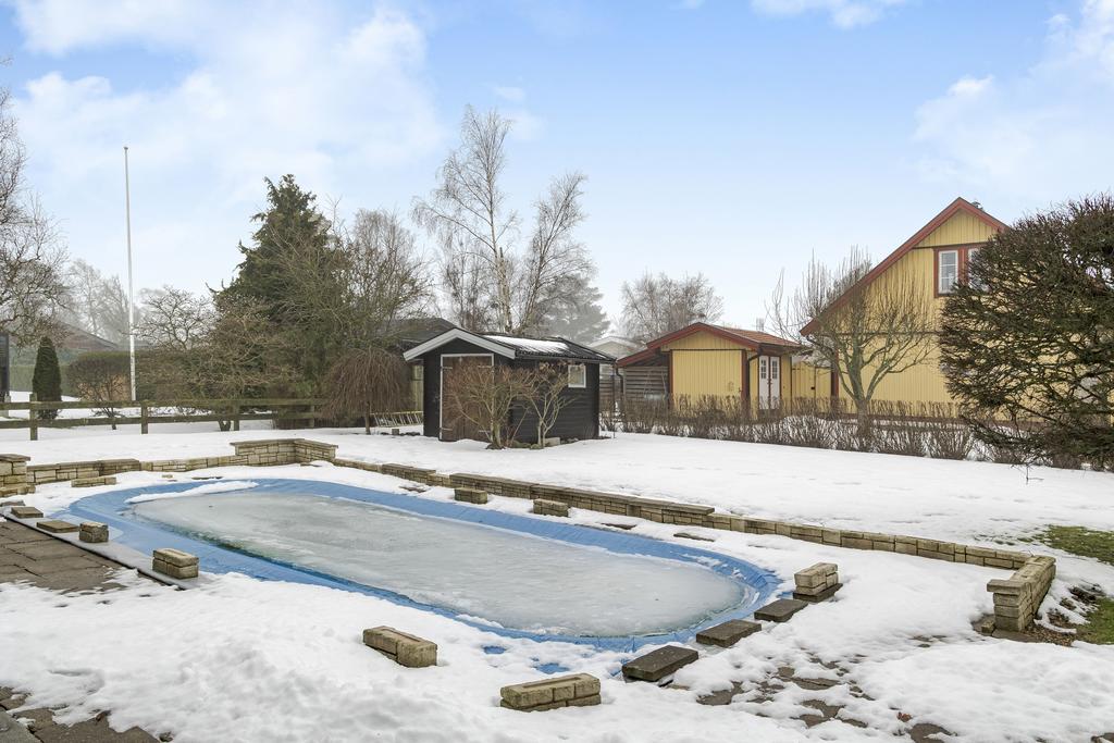 I trädgården finns en härlig pool som används flitigt på sommaren.