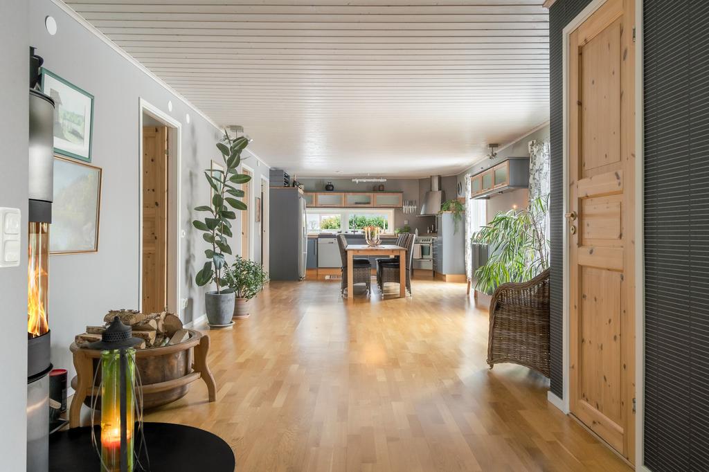 Ett par trappsteg upp och du är inne i husets hjärta, köket.