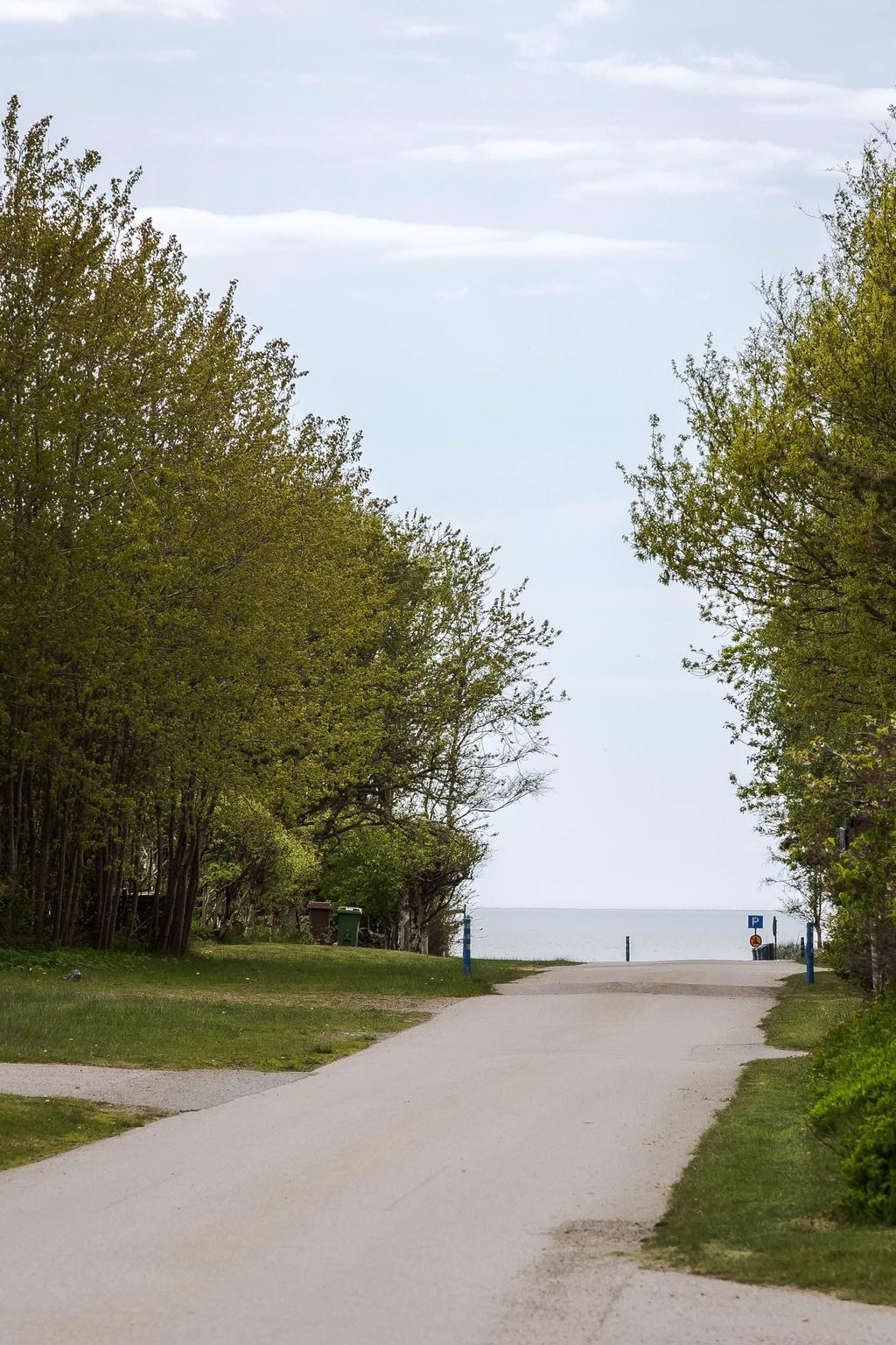 En promenad på ett par minuter och ni är nere vid stranden.