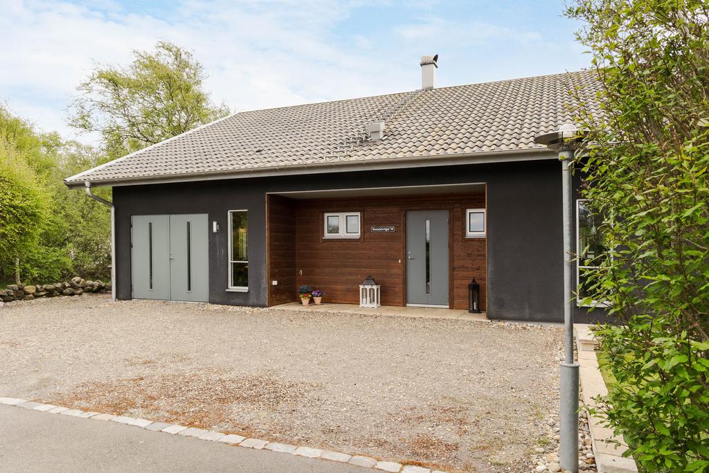 Plats för några bilar framför huset.