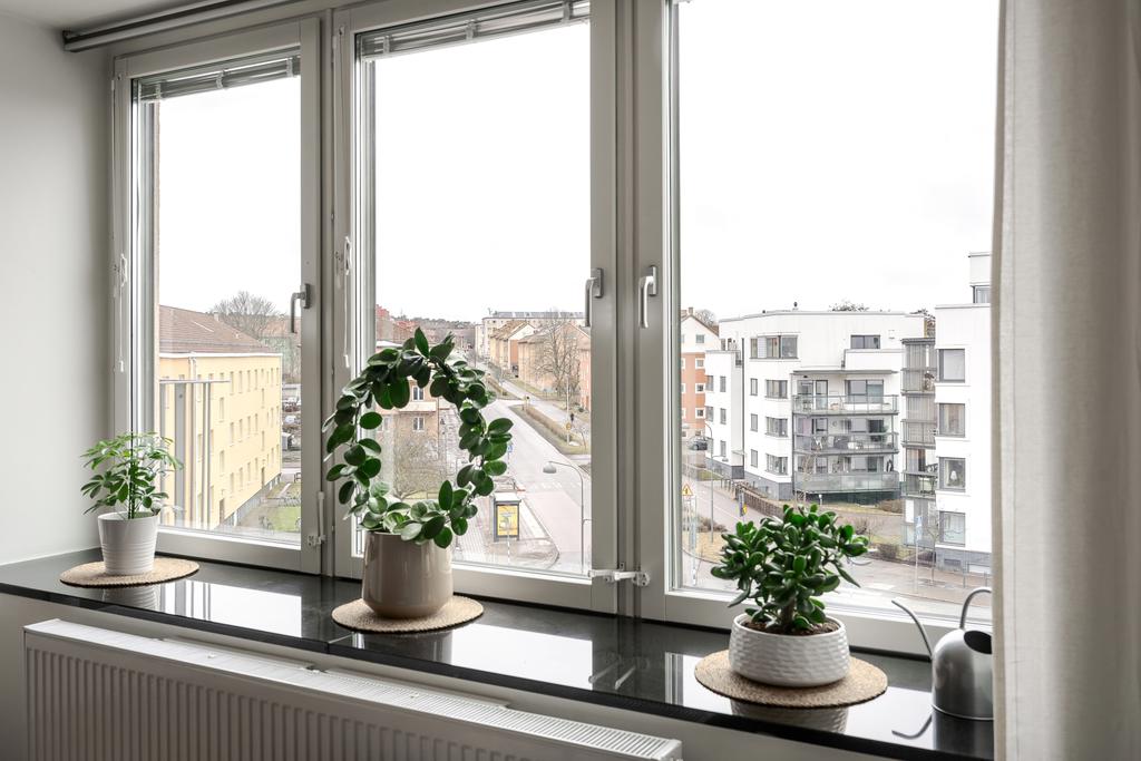 Djup fönsternisch med fönsterbräde i sten