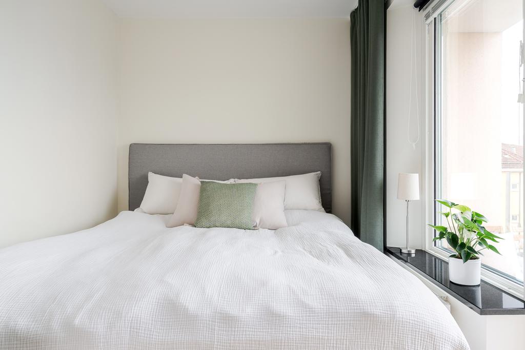 Sovrum med plats för dubbelsäng