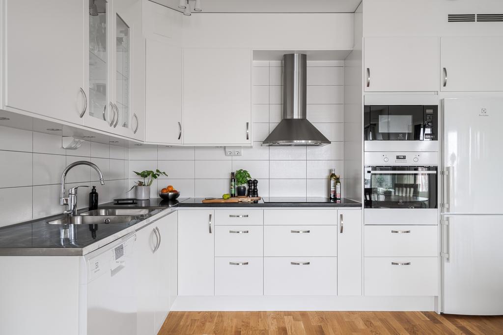 Stilrent med stora kakelplattor på vägg vid bänk