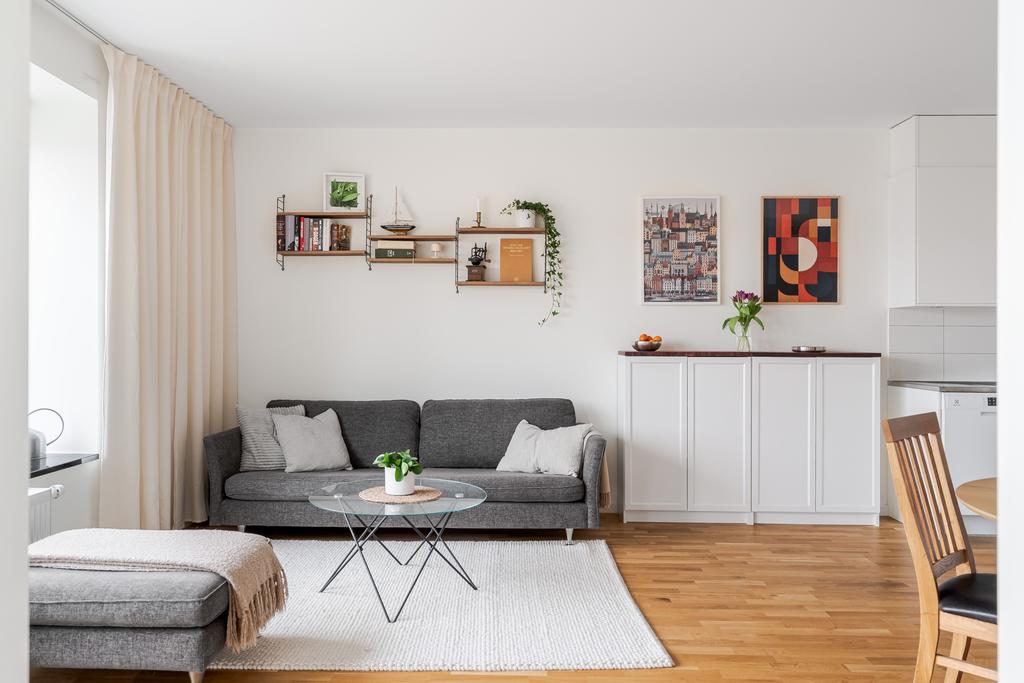 Ljust och fräscht med ekparkett och vita väggar