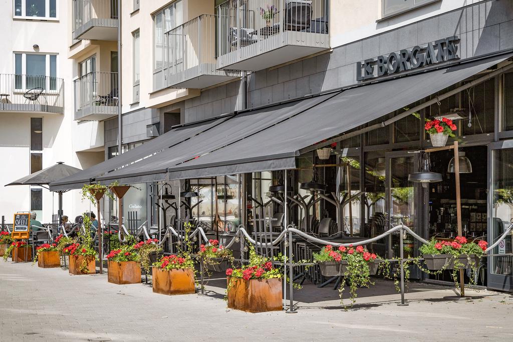 Restaurang precis utanför dörren