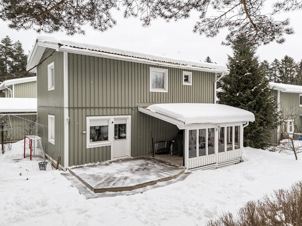 Altan med delvis inglasad del