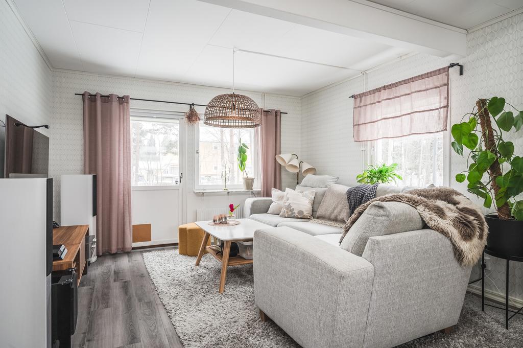 Vardagsrum med utgång till altanen