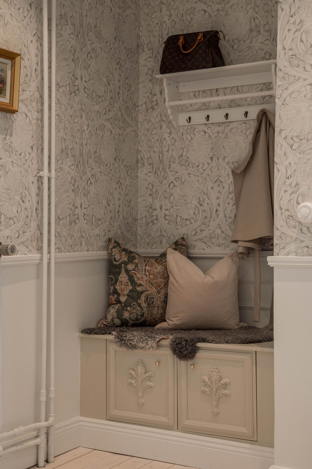 Inbjudande hall med platsbyggd förvaring.