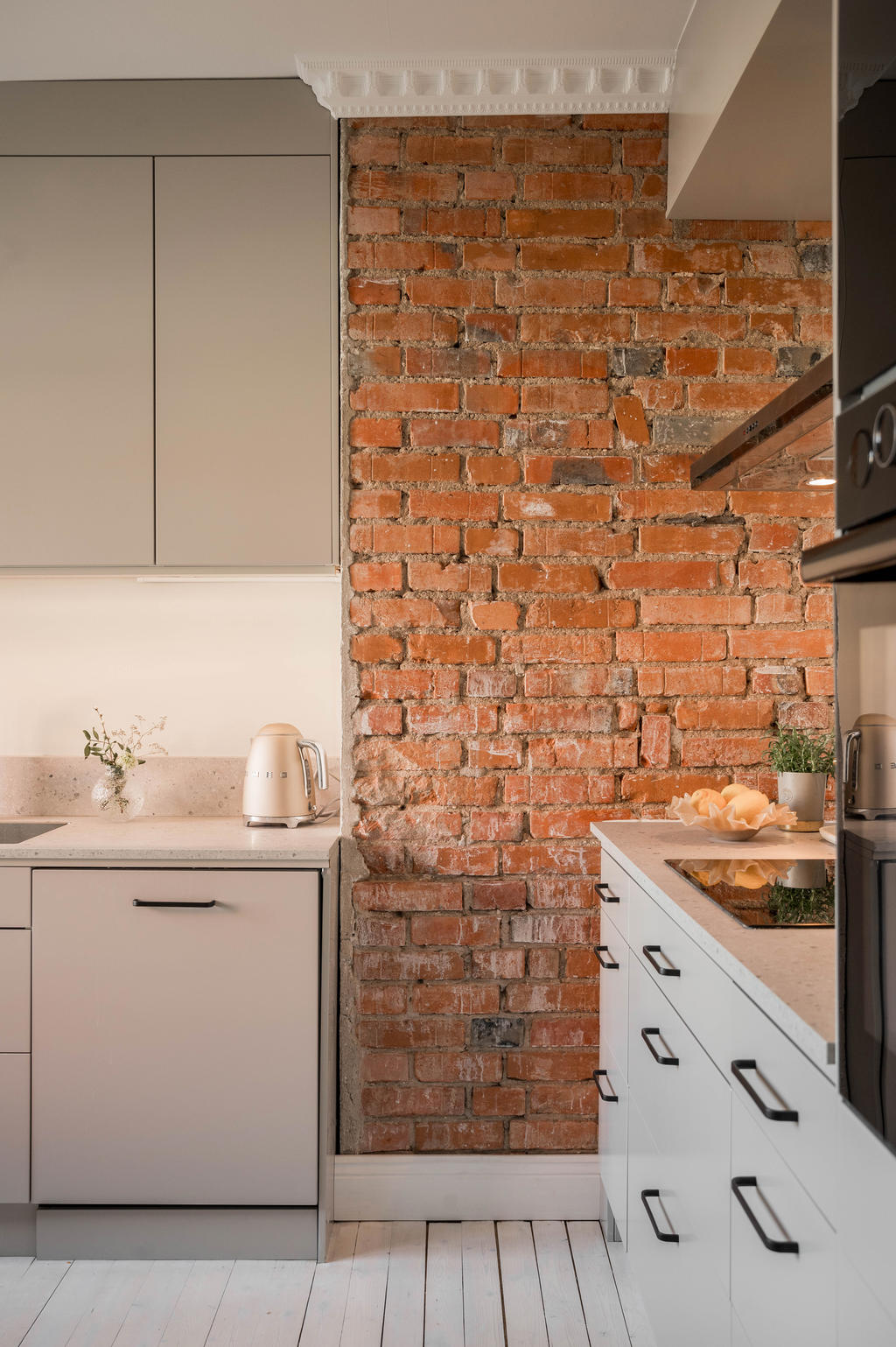 En favoritdetalj - råa tegelväggen i köket!