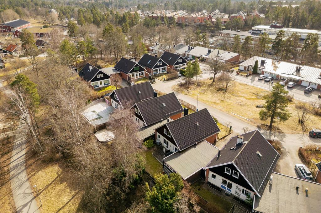 Belägen centralt med ett högt lugnt läge intill grönskande natur