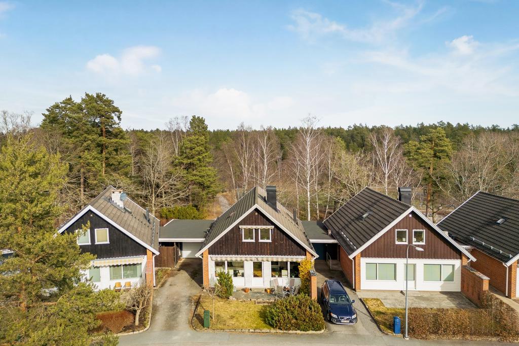 Ryttarvägen 18 med naturen, lekplats och fotbollsplan runt hörnet