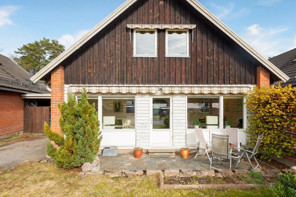 Uteplats med plan, lekvänlig gräsmatta 