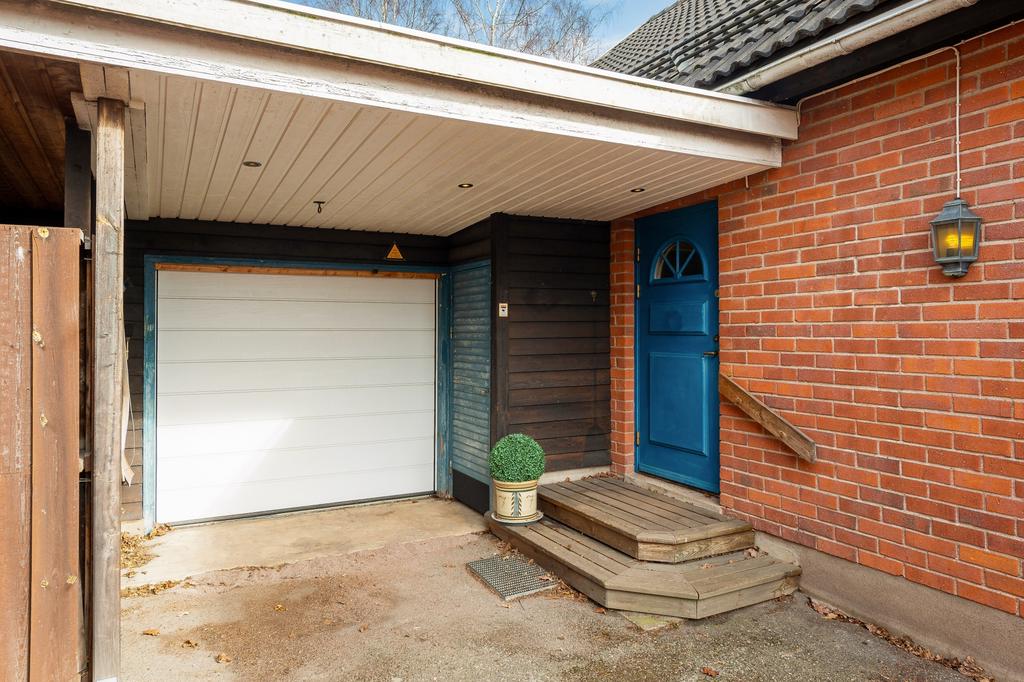 Entré med ingång till fjärrstyrd garageport till ett garage om 46 m²